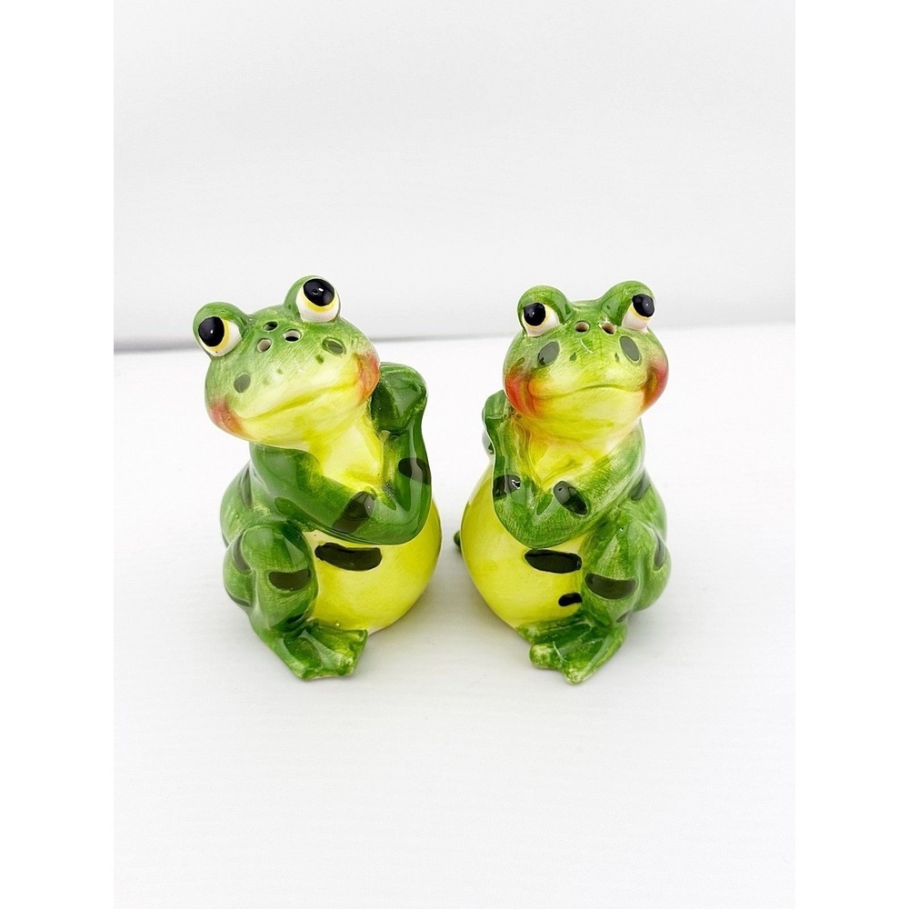 Vintage 1970's-80's ceramic frogs salt & pepper shakers.